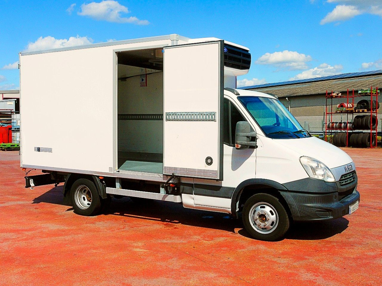 Iveco 35C13 DAILY KUHLKOFFER CARRIER XARIOS 600 MULTI - Carrinha frigorífica: foto 3 Iveco 35C13 DAILY KUHLKOFFER CARRIER XARIOS 600 MULTI - Carrinha frigorífica: foto 3