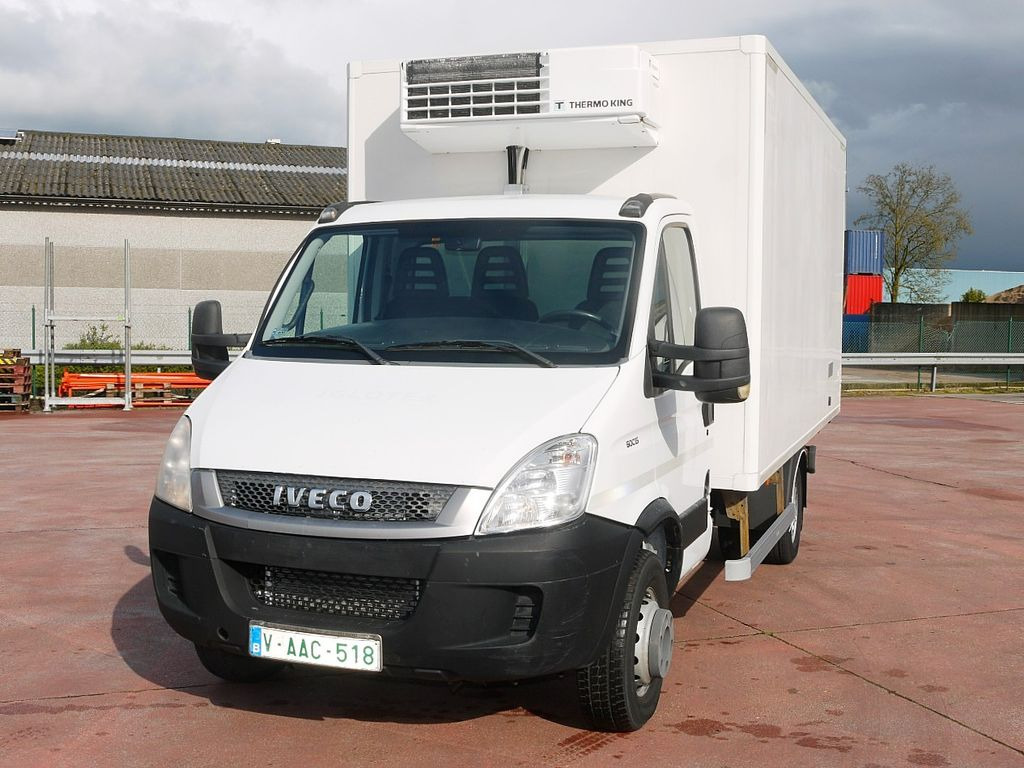 Iveco 60C15 65 70 DAILY KUHLKOFFER THERMOKING V500 A/C Iveco 60C15 65 70 DAILY KUHLKOFFER THERMOKING V500 A/C - Carrinha frigorífica: foto 5 Iveco 60C15 65 70 DAILY KUHLKOFFER THERMOKING V500 A/C Iveco 60C15 65 70 DAILY KUHLKOFFER THERMOKING V500 A/C - Carrinha frigorífica: foto 5