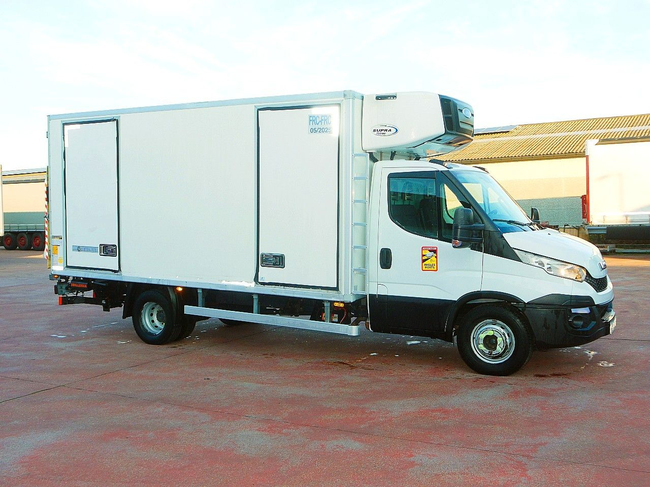 Iveco 70C17 DAILY KUHLKOFFER CARRIER SUPRA 750 MULTi - Carrinha frigorífica: foto 3 Iveco 70C17 DAILY KUHLKOFFER CARRIER SUPRA 750 MULTi - Carrinha frigorífica: foto 3