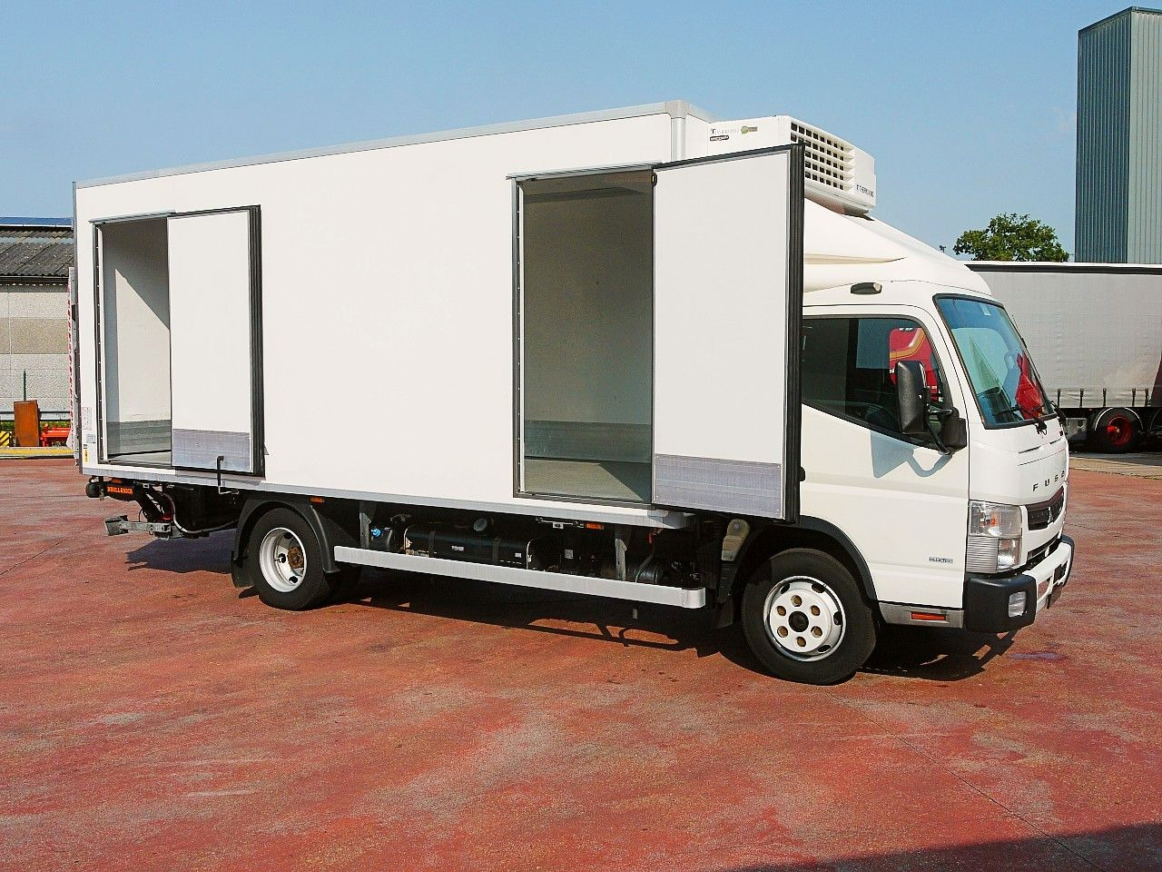 Mitsubishi FUSO CANTER 3.0 KUHLKOFFER THERMOKING V800 MT AC - Carrinha frigorífica: foto 3 Mitsubishi FUSO CANTER 3.0 KUHLKOFFER THERMOKING V800 MT AC - Carrinha frigorífica: foto 3
