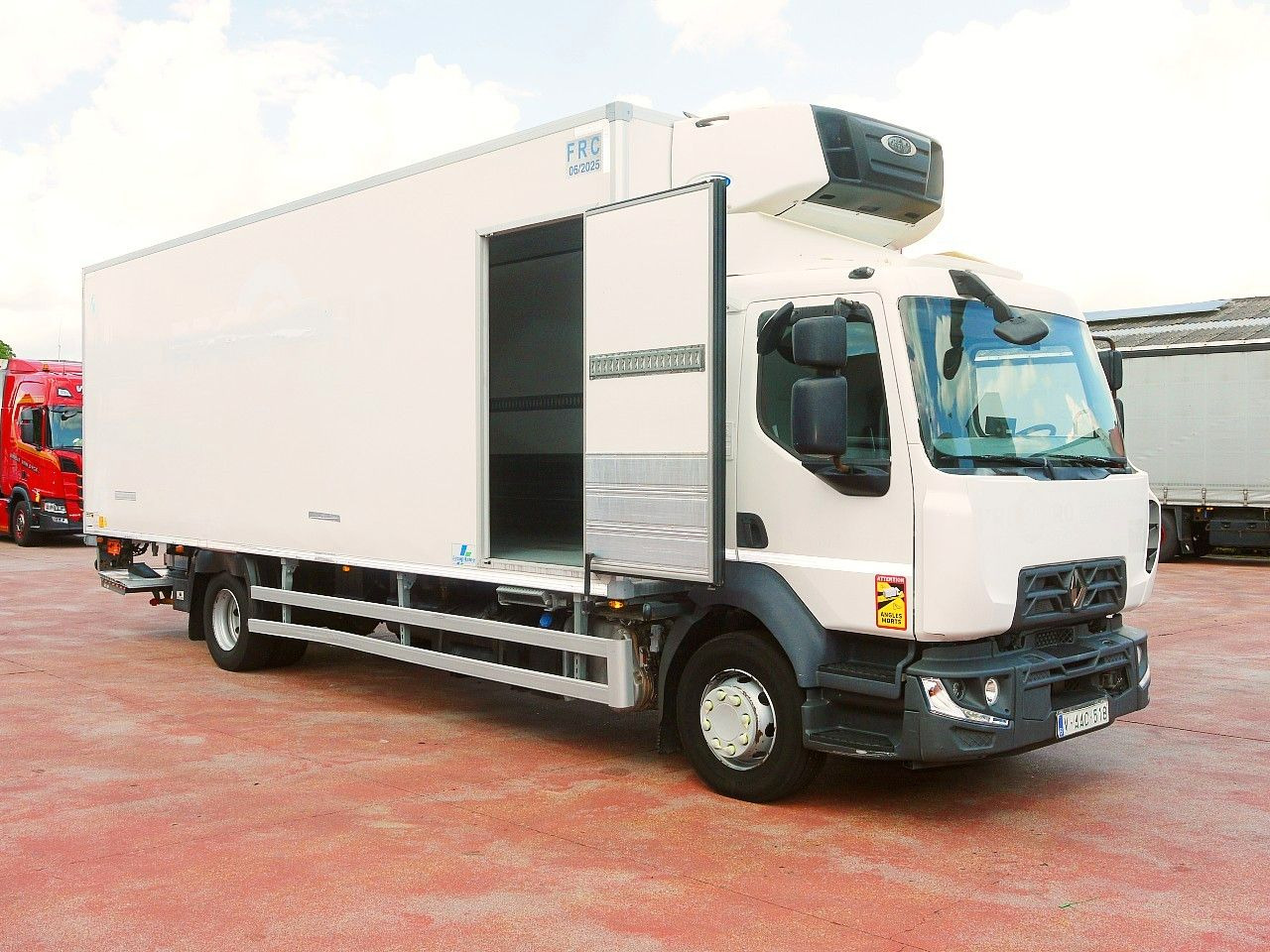 Renault D 16 250 KUHLKOFER CARRIER SUPRA 850 / KLIMA A/C - Camião frigorífico: foto 3 Renault D 16 250 KUHLKOFER CARRIER SUPRA 850 / KLIMA A/C - Camião frigorífico: foto 3