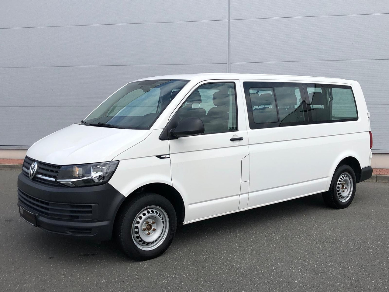 Volkswagen T6 Transporter 2.0 TDI Kombi lang 9-SITZE TEMP - Minibus, Furgão de passageiros: foto 1 Volkswagen T6 Transporter 2.0 TDI Kombi lang 9-SITZE TEMP - Minibus, Furgão de passageiros: foto 1