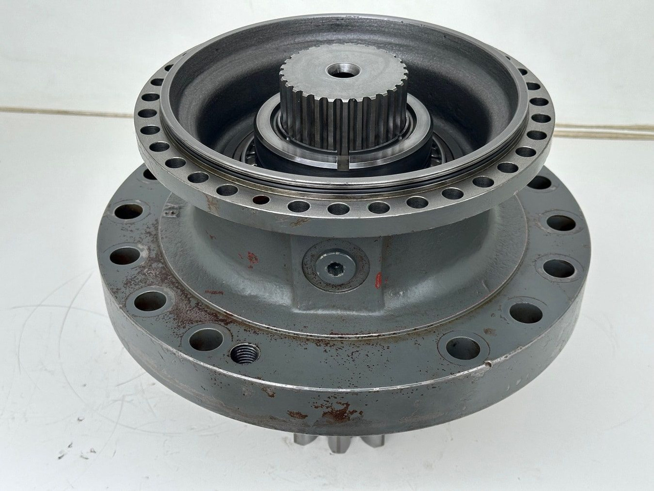 Liebherr Abtriebswellengehäuse ID-Nr.90018934 mit Abtriebswelle ID-Nr.90204999. SAT275/260 - SAT275/261 - SAT275/266 - SAT275/289. #08851#01696# - Motor de giro para Máquina de construção: foto 3 Liebherr Abtriebswellengehäuse ID-Nr.90018934 mit Abtriebswelle ID-Nr.90204999. SAT275/260 - SAT275/261 - SAT275/266 - SAT275/289. #08851#01696# - Motor de giro para Máquina de construção: foto 3