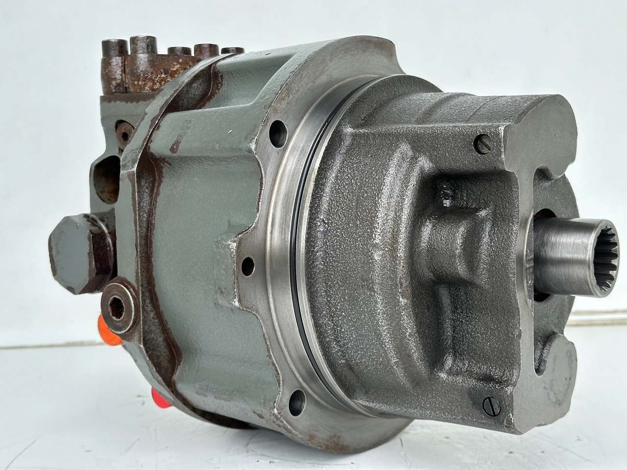 Liebherr Hydraulikeinbaumotor CMVE O 108. ID-Nr.10118562 - ID-Nr.10132610 - ID-Nr.10129048. LOS1916, LOS916, LOS926, R906, R916, R918, R920, R922, R924, R926COMP, R926, R936. #28314# - Motor hidráulico para Máquina de construção: foto 1 Liebherr Hydraulikeinbaumotor CMVE O 108. ID-Nr.10118562 - ID-Nr.10132610 - ID-Nr.10129048. LOS1916, LOS916, LOS926, R906, R916, R918, R920, R922, R924, R926COMP, R926, R936. #28314# - Motor hidráulico para Máquina de construção: foto 1
