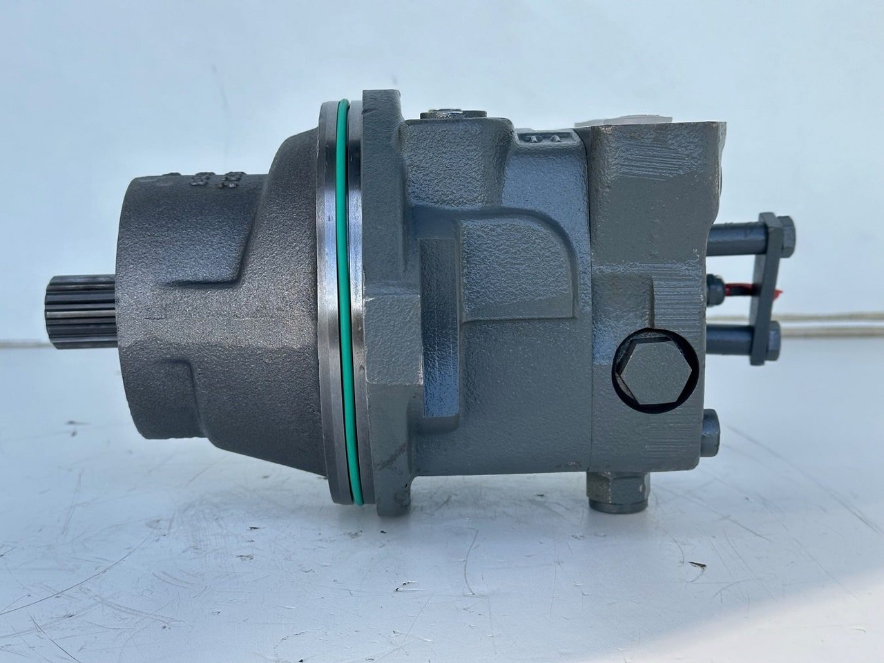 Liebherr Hydraulikeinbaumotor FMF045, ID-Nr.10132702. A924,LH30C,LH30M,LH35M,LH35MT,LH40C,LH40CP,LH40M,LH40MP,LH50CHR,LH50M,LH50MHR,LH50MT. #23.12.01074# - Motor hidráulico para Escavadeira de rodas: foto 1 Liebherr Hydraulikeinbaumotor FMF045, ID-Nr.10132702. A924,LH30C,LH30M,LH35M,LH35MT,LH40C,LH40CP,LH40M,LH40MP,LH50CHR,LH50M,LH50MHR,LH50MT. #23.12.01074# - Motor hidráulico para Escavadeira de rodas: foto 1