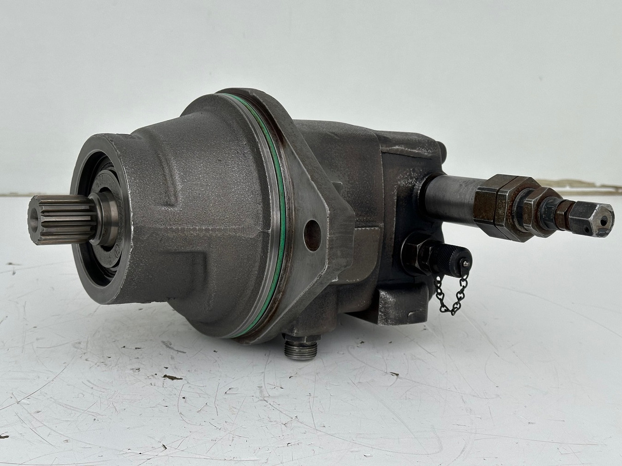 Liebherr Original Hydraulikeinbaumotor FMF045.  ID-Nr.12464105.   SAT250/287.  LH18M, LH22C, LH22M, LH24M, LH26EC, LH26EM, LH26M.    #12464105.20985# - Motor de giro para Máquina de construção: foto 5 Liebherr Original Hydraulikeinbaumotor FMF045.  ID-Nr.12464105.   SAT250/287.  LH18M, LH22C, LH22M, LH24M, LH26EC, LH26EM, LH26M.    #12464105.20985# - Motor de giro para Máquina de construção: foto 5