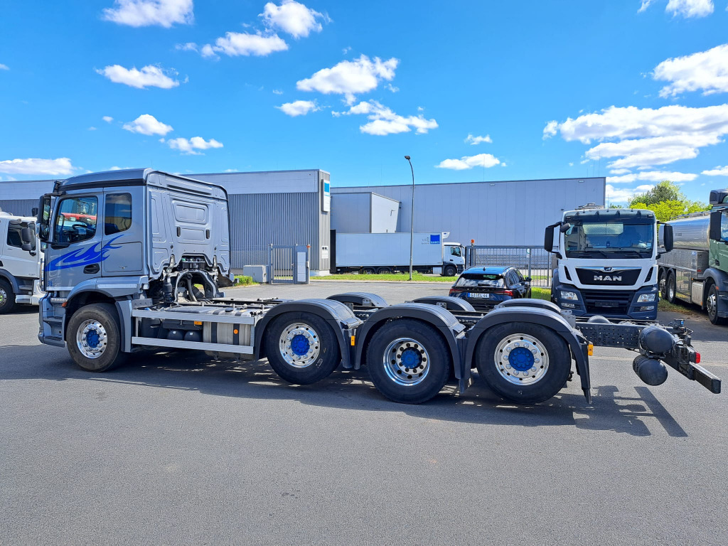 Mercedes Benz Actros 3243 8x2 1,2 & 4 Lenkachse, 2 & 4 Liftbar(Nr. 6051) - Camião chassi: foto 4 Mercedes Benz Actros 3243 8x2 1,2 & 4 Lenkachse, 2 & 4 Liftbar(Nr. 6051) - Camião chassi: foto 4