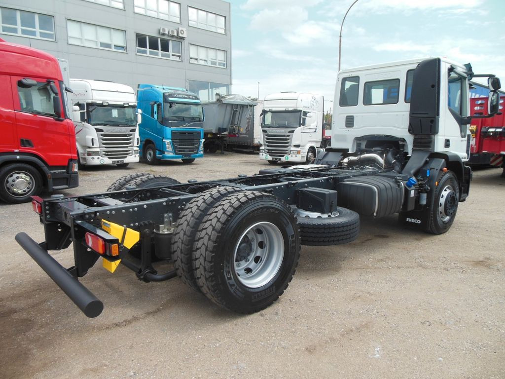 Iveco EUROCARGO ML 180E28/P, PTO - Camião chassi: foto 3 Iveco EUROCARGO ML 180E28/P, PTO - Camião chassi: foto 3