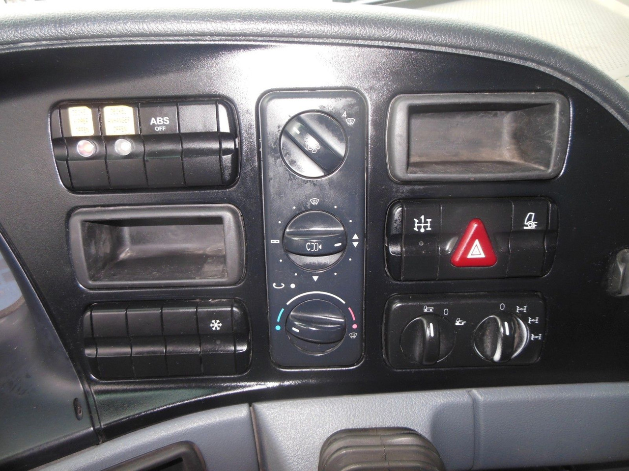 Locação financeira de Mercedes-Benz ACTROS 4144, 8X6, 3 PEDALE, MEILLER, BODRMATIC Mercedes-Benz ACTROS 4144, 8X6, 3 PEDALE, MEILLER, BODRMATIC: foto 24 Locação financeira de Mercedes-Benz ACTROS 4144, 8X6, 3 PEDALE, MEILLER, BODRMATIC Mercedes-Benz ACTROS 4144, 8X6, 3 PEDALE, MEILLER, BODRMATIC: foto 24