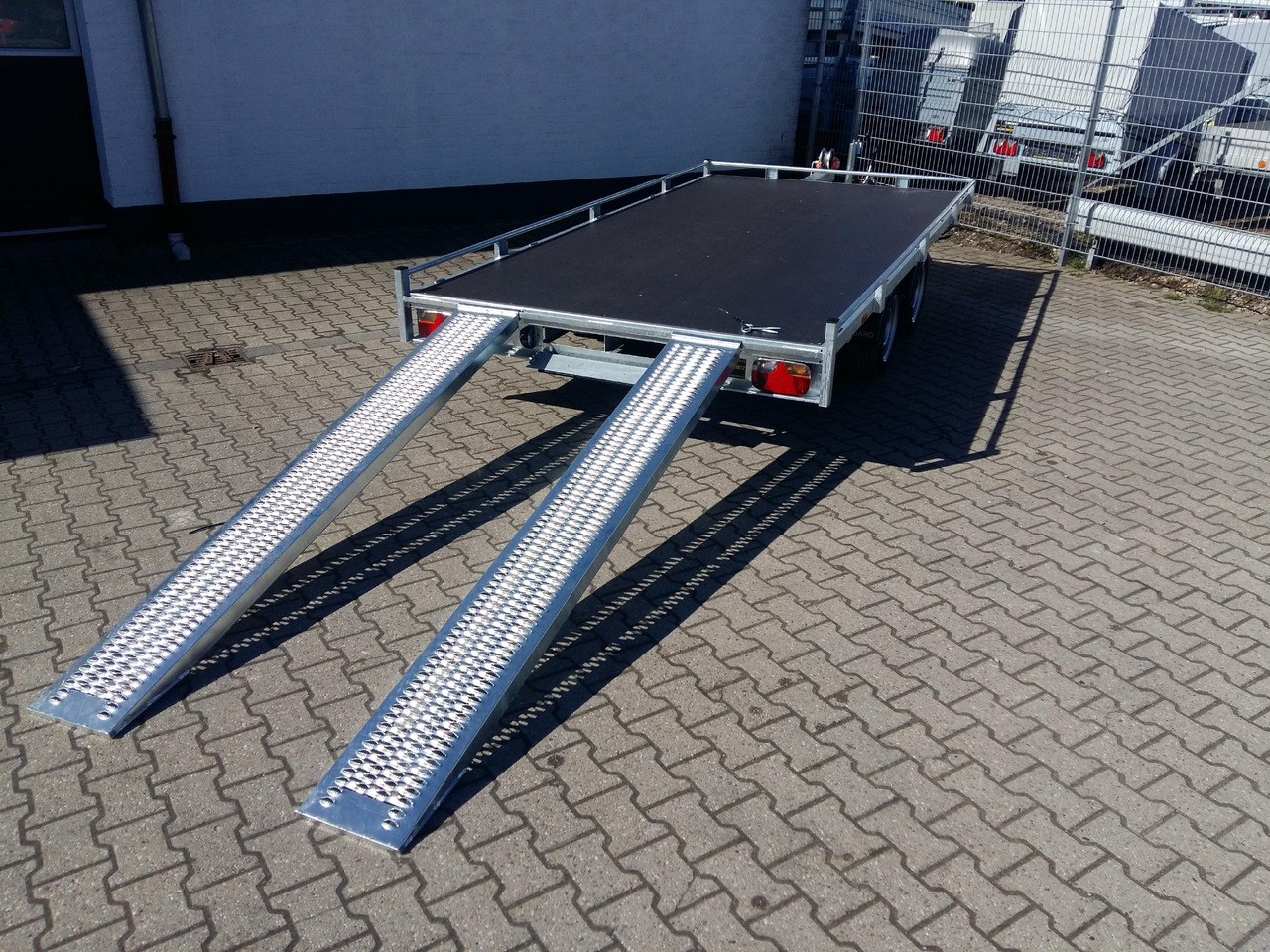 Auto Transporter Atlas 406x200cm Reling Winde Rampen 13" niedrig Fahrwerk (XL) 2700kg Modell 2024 - Reboque plataforma/ Caixa aberta: foto 2 Auto Transporter Atlas 406x200cm Reling Winde Rampen 13" niedrig Fahrwerk (XL) 2700kg Modell 2024 - Reboque plataforma/ Caixa aberta: foto 2