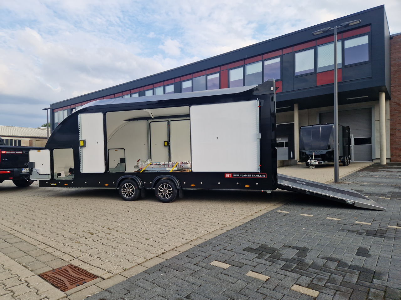 BJT Race Sport 550x210x188cm blackline E Winde Kamera 3500kg - Reboque transporte de veículos: foto 2 BJT Race Sport 550x210x188cm blackline E Winde Kamera 3500kg - Reboque transporte de veículos: foto 2