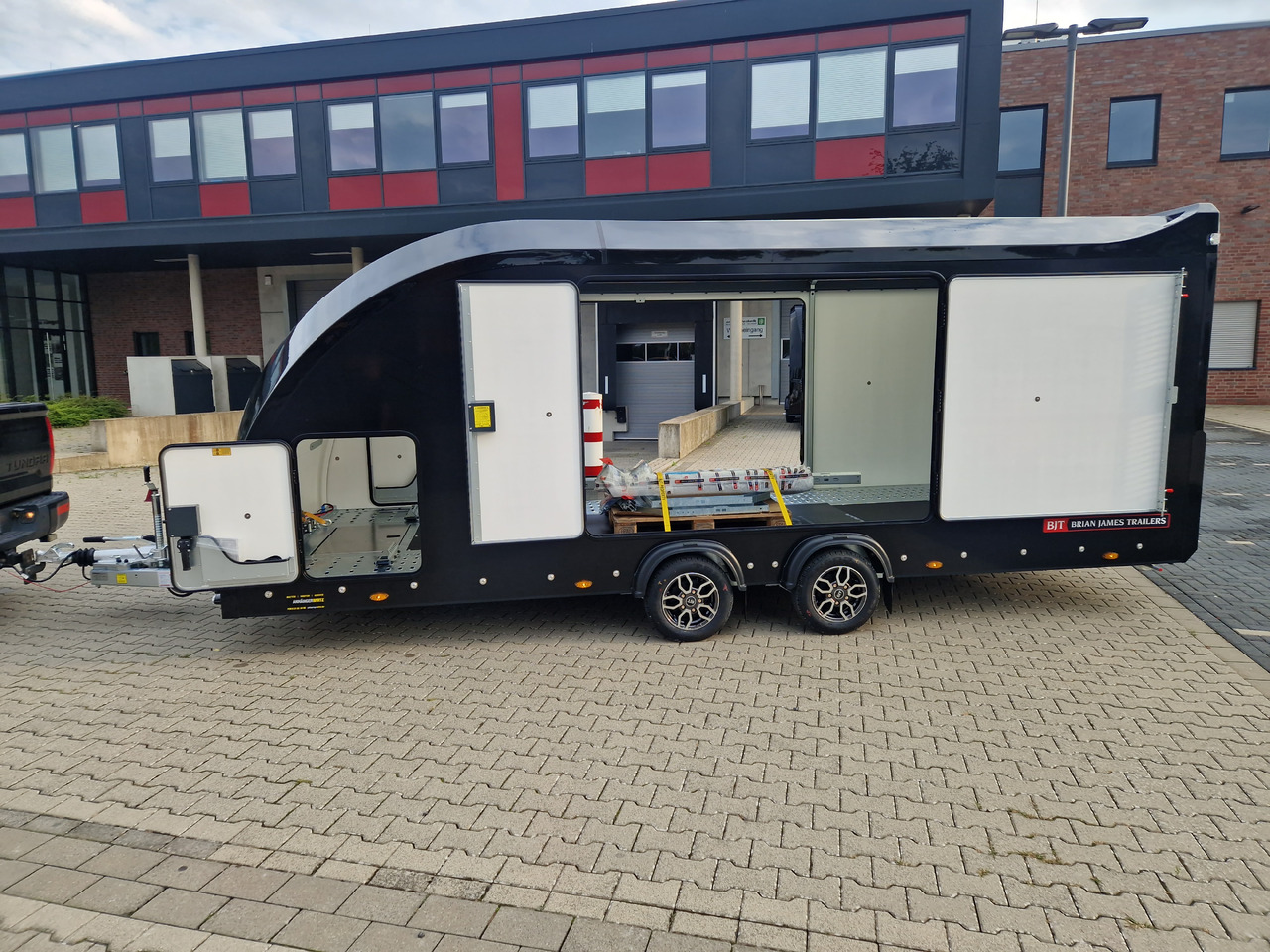 BJT Race Sport 550x210x188cm blackline E Winde Kamera 3500kg - Reboque transporte de veículos: foto 1 BJT Race Sport 550x210x188cm blackline E Winde Kamera 3500kg - Reboque transporte de veículos: foto 1