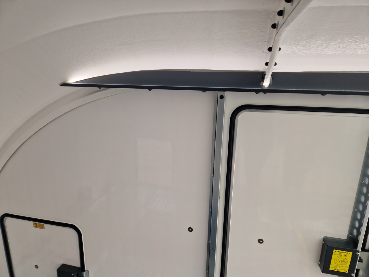 BJT Race Sport 550x210x188cm blackline E Winde Kamera 3500kg - Reboque transporte de veículos: foto 4 BJT Race Sport 550x210x188cm blackline E Winde Kamera 3500kg - Reboque transporte de veículos: foto 4