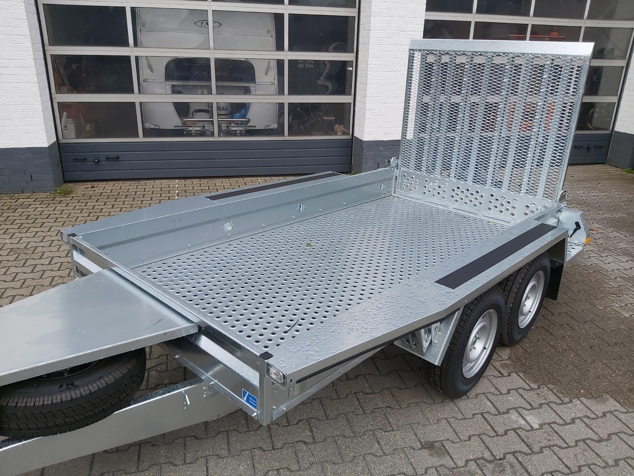 Brenderup Maschinentransporter MT 3080 STF 308x152x25cm Stahllochboden 3000kg - Reboque porta máquinas: foto 4 Brenderup Maschinentransporter MT 3080 STF 308x152x25cm Stahllochboden 3000kg - Reboque porta máquinas: foto 4