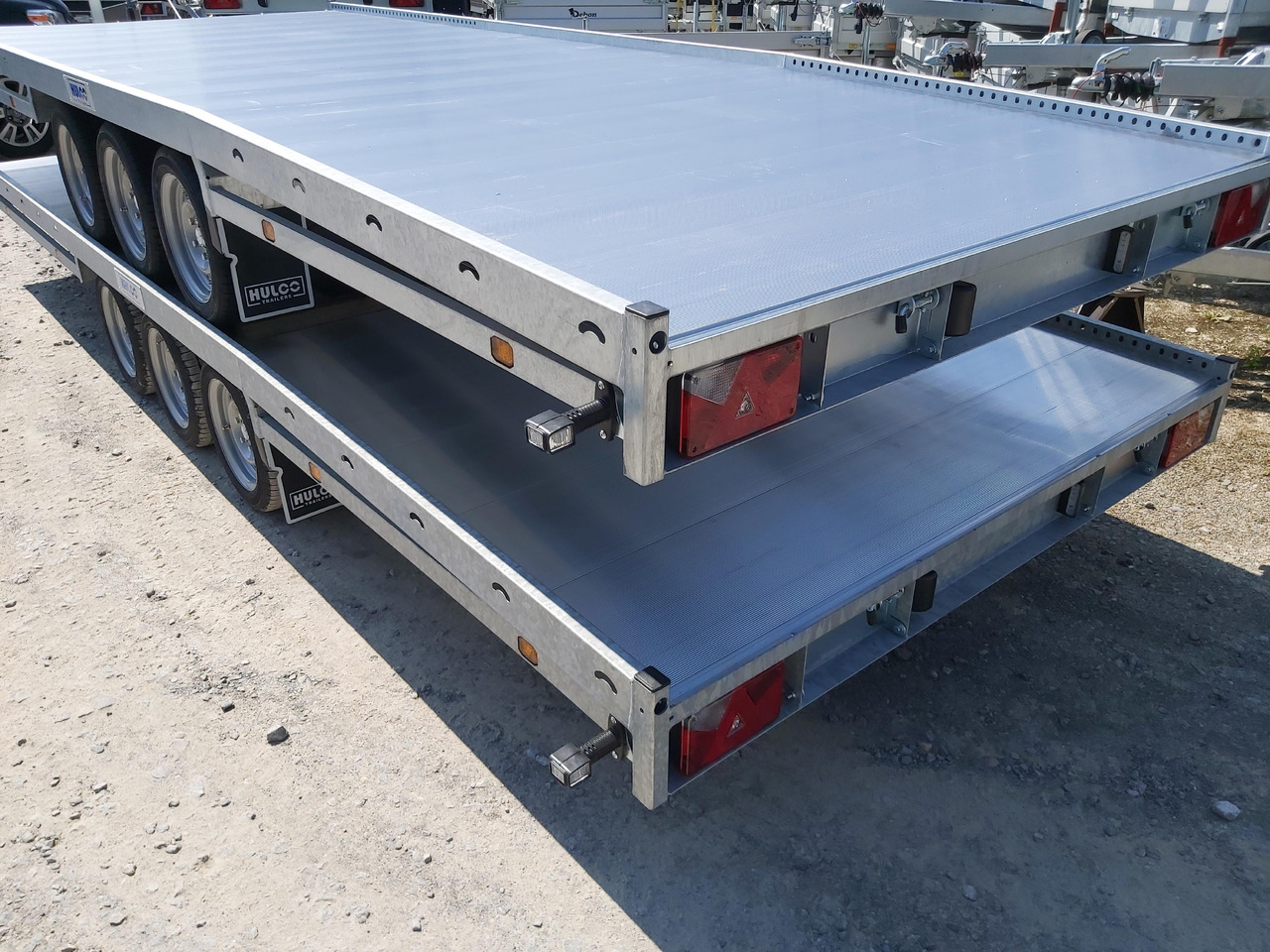 CARAX-3 3500 Multitransporter 540x207cm Aluboden Auffahrrampen Tridem 3500kg - Reboque plataforma/ Caixa aberta: foto 3 CARAX-3 3500 Multitransporter 540x207cm Aluboden Auffahrrampen Tridem 3500kg - Reboque plataforma/ Caixa aberta: foto 3