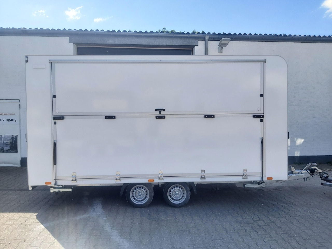 Event Trailer Koffer TWSP M 470T.01 470x220x217cm Seitenklappe IL 2700kg 100km/H - Roulote bar: foto 4 Event Trailer Koffer TWSP M 470T.01 470x220x217cm Seitenklappe IL 2700kg 100km/H - Roulote bar: foto 4