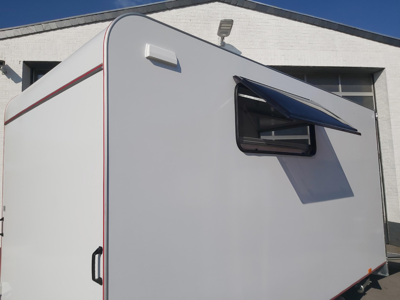 Hochlader Koffer TFSP 420T.01 420x200x210cm Heckrampe Seitentür 2 Fenster+ DL 230V IL 2700kg 100km/H - Reboque furgão: foto 4 Hochlader Koffer TFSP 420T.01 420x200x210cm Heckrampe Seitentür 2 Fenster+ DL 230V IL 2700kg 100km/H - Reboque furgão: foto 4