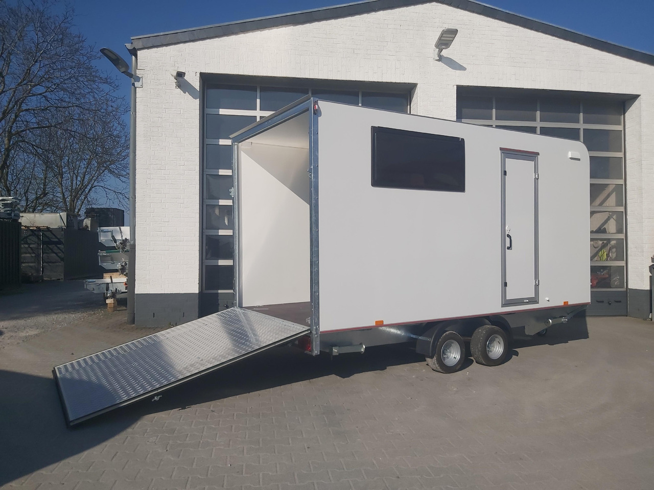 Hochlader Koffer TFSP 420T.01 420x200x210cm Heckrampe Seitentür 2 Fenster+ DL 230V IL 2700kg 100km/H - Reboque furgão: foto 1 Hochlader Koffer TFSP 420T.01 420x200x210cm Heckrampe Seitentür 2 Fenster+ DL 230V IL 2700kg 100km/H - Reboque furgão: foto 1