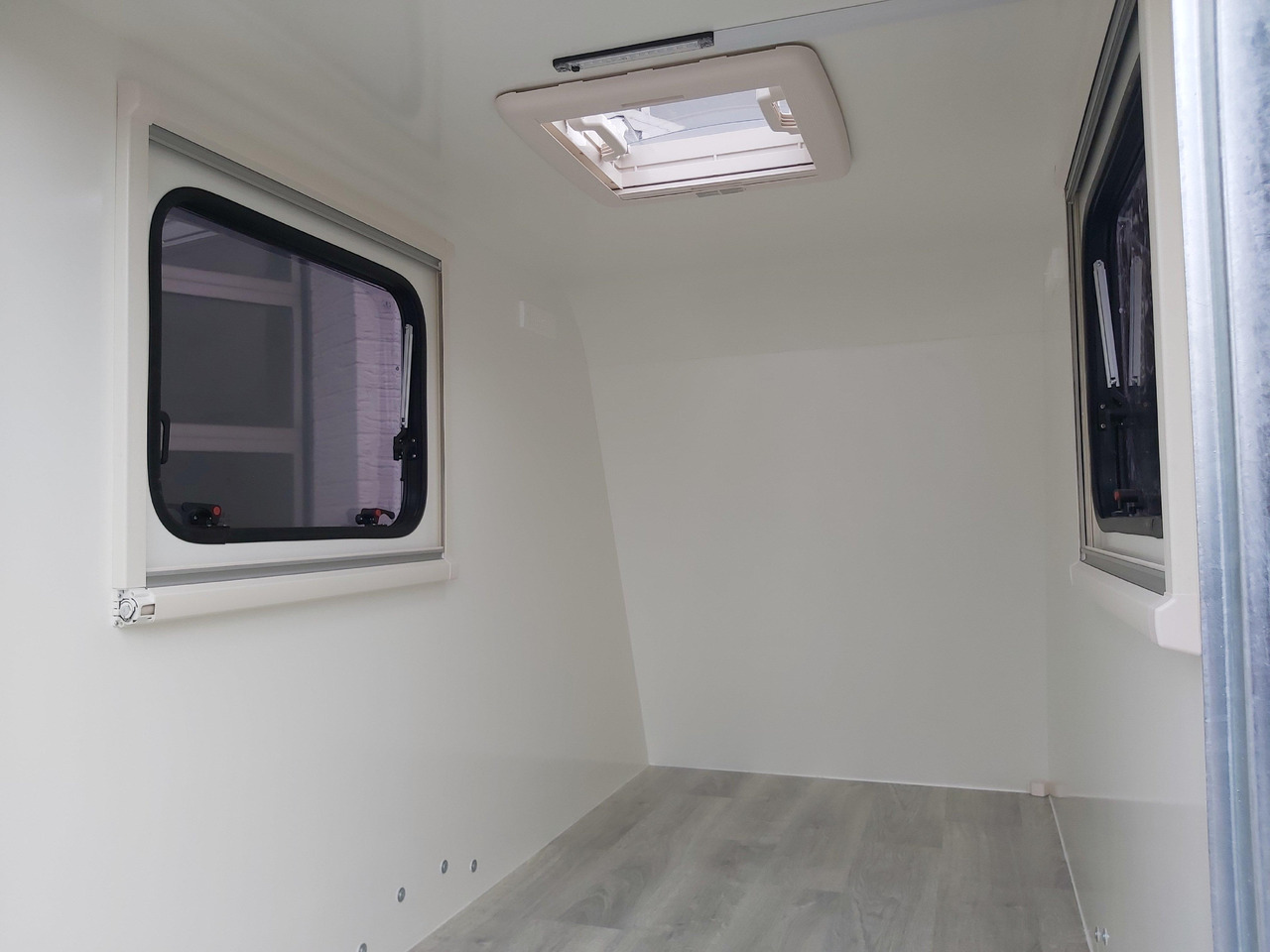 Kargo Camp TFS S Mini 250x125x150cm aero Reling 2 Fenster Dachluke (S) 750kg Abverkauf - Caravana: foto 5 Kargo Camp TFS S Mini 250x125x150cm aero Reling 2 Fenster Dachluke (S) 750kg Abverkauf - Caravana: foto 5