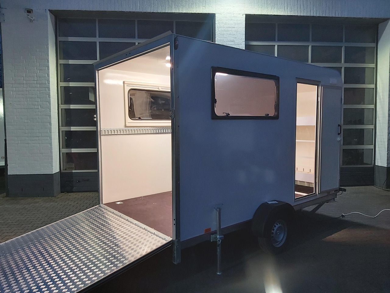 Koffer Sport Camp TFS 360.01 360x200x210cm aero Seitentür Heckrampe Fenster Bett (L) 100kmH 1300kg - Caravana: foto 2 Koffer Sport Camp TFS 360.01 360x200x210cm aero Seitentür Heckrampe Fenster Bett (L) 100kmH 1300kg - Caravana: foto 2