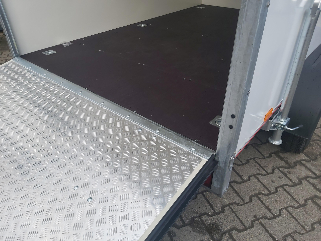 Koffer TFS 300T.01 2700 300x200x210cm aero Heckrampe Zurrsystem 100km/H 2700kg - Reboque furgão: foto 3 Koffer TFS 300T.01 2700 300x200x210cm aero Heckrampe Zurrsystem 100km/H 2700kg - Reboque furgão: foto 3