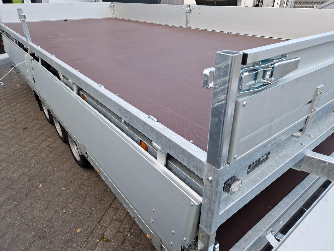 MEDAX - 3 3500 502x223x30cm Tridem 12" niedrig Fahrwerk (XXL) 3500kg - Reboque plataforma/ Caixa aberta: foto 4 MEDAX - 3 3500 502x223x30cm Tridem 12" niedrig Fahrwerk (XXL) 3500kg - Reboque plataforma/ Caixa aberta: foto 4