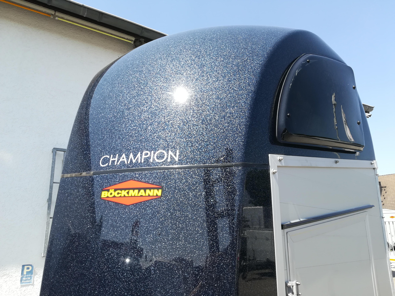 Pferdeanhänger Böckmann Champion R Sattelkammer blueline 2400kg CFF+ 100 km/h Modell 2024 - Reboque para cavalos: foto 2 Pferdeanhänger Böckmann Champion R Sattelkammer blueline 2400kg CFF+ 100 km/h Modell 2024 - Reboque para cavalos: foto 2