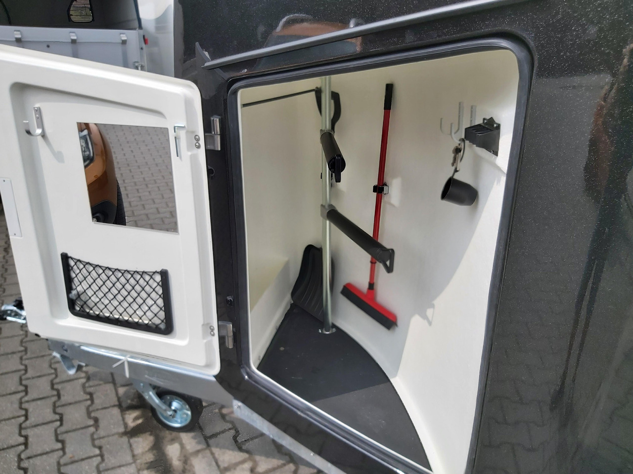 Reboque para cavalos Pferdeanhänger Böckmann Comfort Esprit black Set Sattelkammer Trittschutz 100km/H 2400kg Modell 2024: foto 7