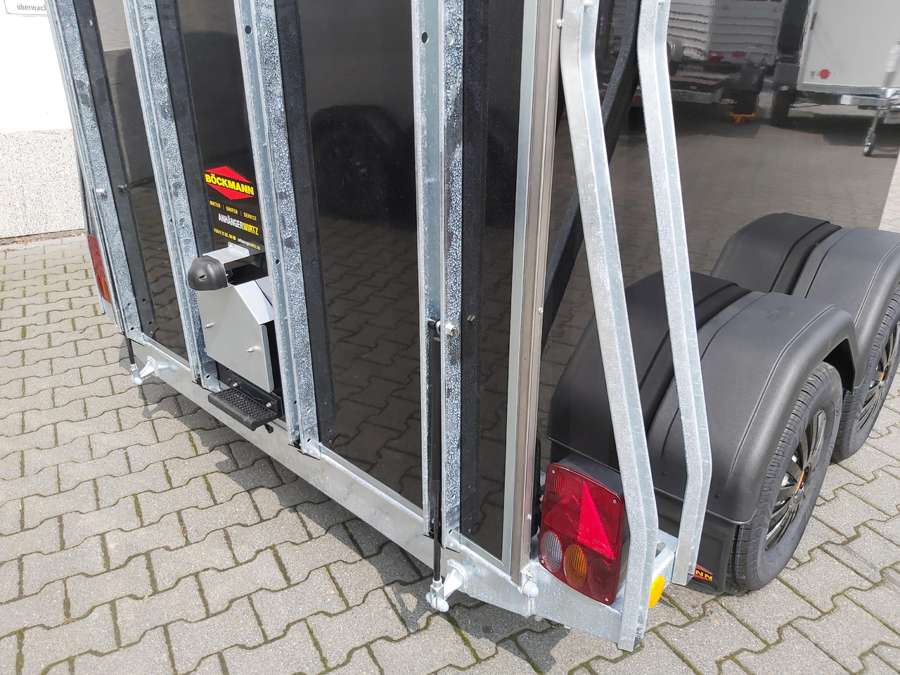 Reboque para cavalos Pferdeanhänger Böckmann Comfort Esprit black Set Sattelkammer Trittschutz 100km/H 2400kg Modell 2024: foto 9