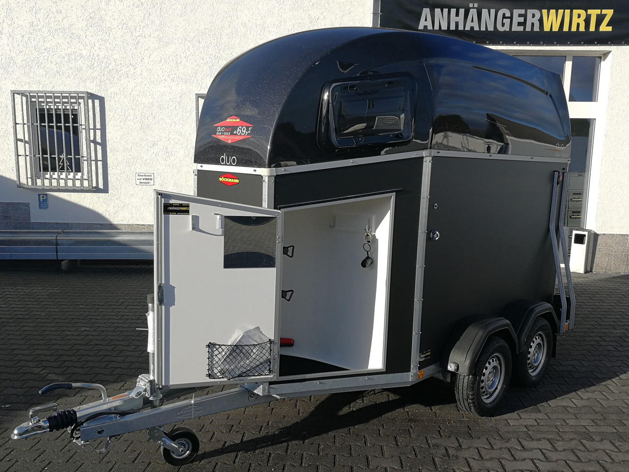 Pferdeanhänger Böckmann DUO Esprit silver black Sattelkammer Aluboden Trittschutz 2400kg 100 km/H - Reboque para cavalos: foto 3 Pferdeanhänger Böckmann DUO Esprit silver black Sattelkammer Aluboden Trittschutz 2400kg 100 km/H - Reboque para cavalos: foto 3