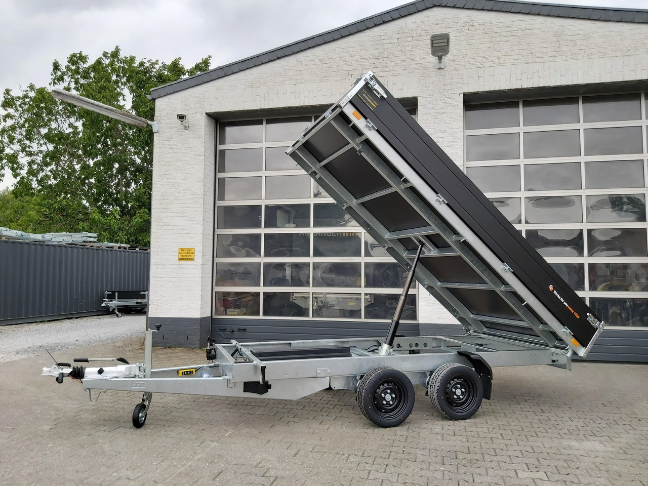 Saris Kipper K1 356 184 3500 2 E 356x184x35cm black Elektro&Not 13" (L) 3500kg preorder 2024 - Reboque basculante: foto 1 Saris Kipper K1 356 184 3500 2 E 356x184x35cm black Elektro&Not 13" (L) 3500kg preorder 2024 - Reboque basculante: foto 1