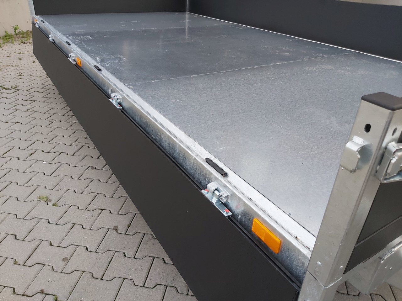 Saris Kipper K3 406 204 3500 2 HD E 406x204x35cm black Alu Auffahrrampen Stützen LED 3500kg - Reboque basculante: foto 3 Saris Kipper K3 406 204 3500 2 HD E 406x204x35cm black Alu Auffahrrampen Stützen LED 3500kg - Reboque basculante: foto 3