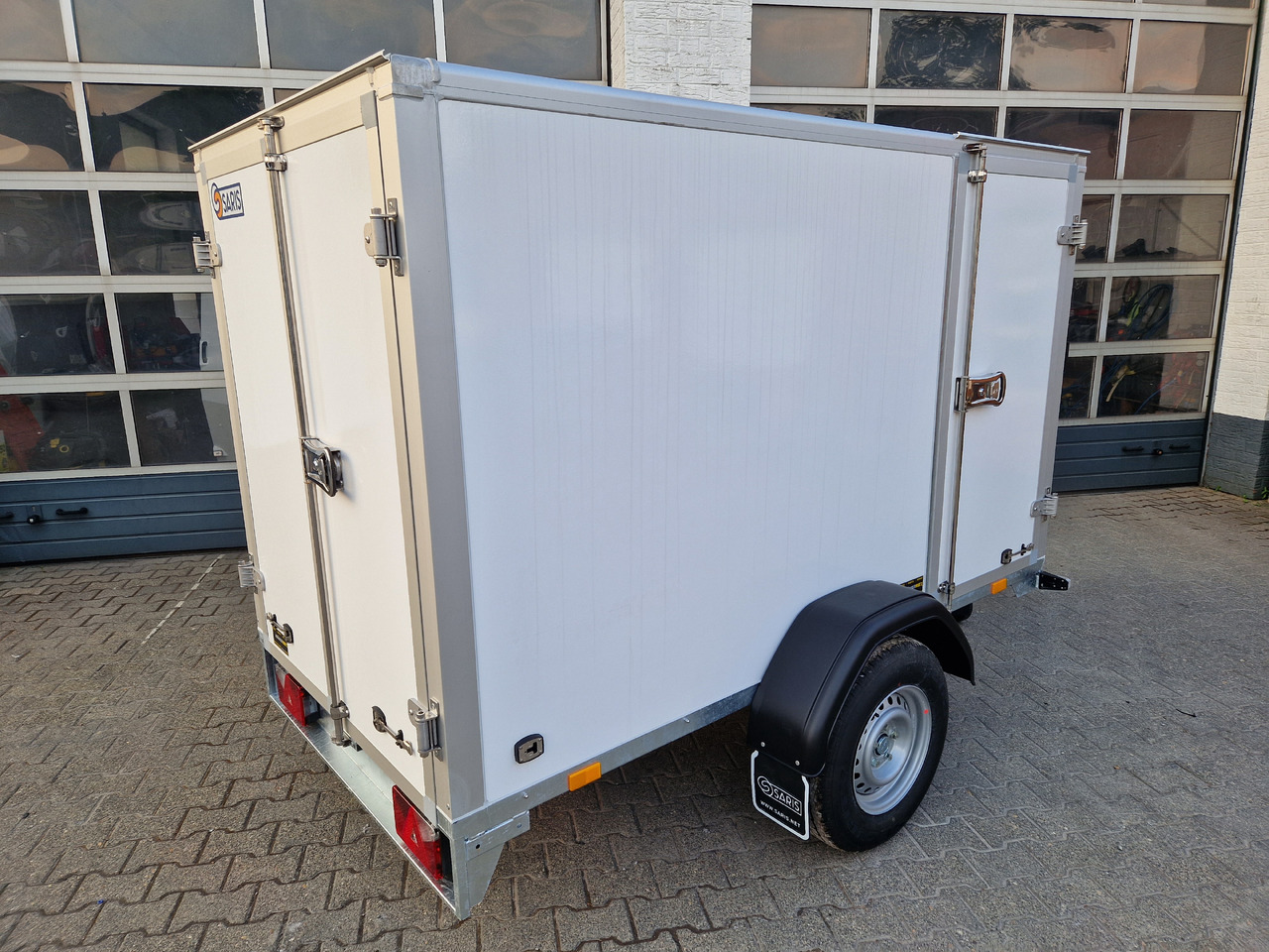 Reboque furgão Saris Koffer GO 256 134 1350 1 GFK weiß Seitentür (S) 1350kg Modell 2024: foto 9