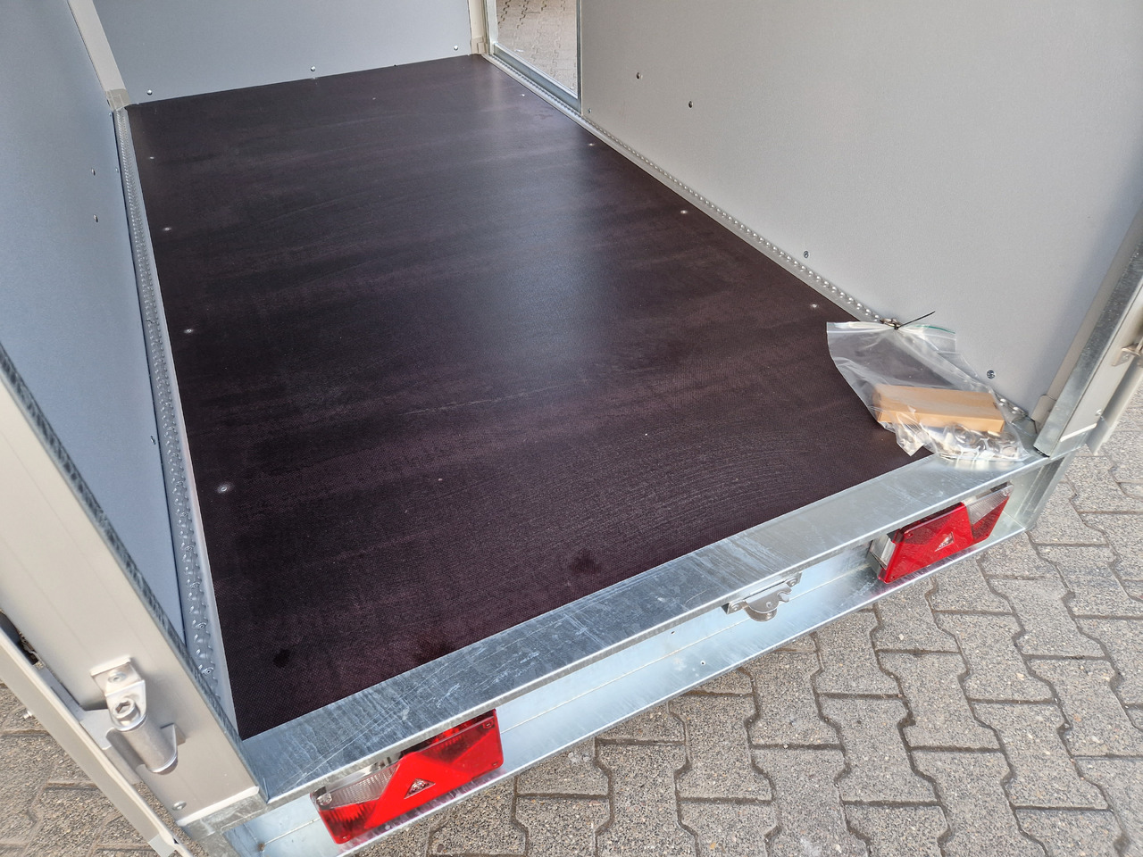 Reboque furgão Saris Koffer GO 256 134 1350 1 GFK weiß Seitentür (S) 1350kg Modell 2024: foto 11