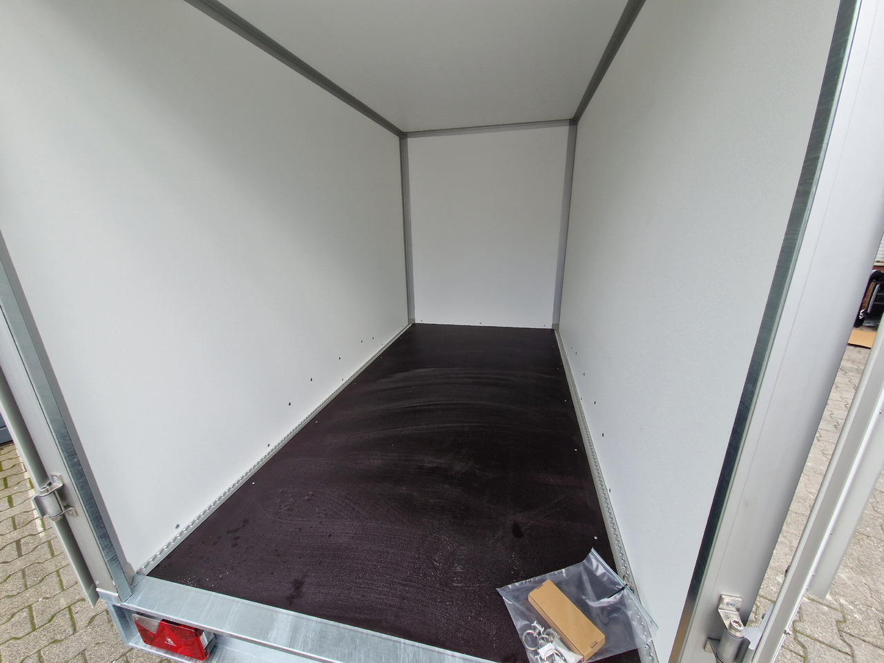 Saris Koffer GO 306 154 180 2700 2 306x154x180cm GFK grau (M) 2700kg Modell 2024 - Reboque furgão: foto 3 Saris Koffer GO 306 154 180 2700 2 306x154x180cm GFK grau (M) 2700kg Modell 2024 - Reboque furgão: foto 3