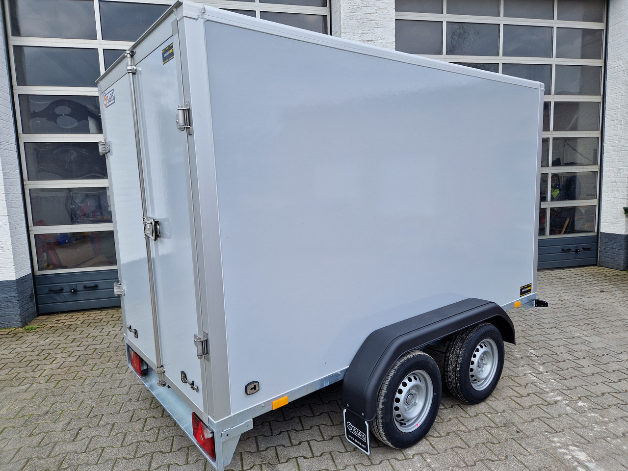 Saris Koffer GO 306 154 180 2700 2 306x154x180cm GFK grau (M) 2700kg Modell 2024 - Reboque furgão: foto 4 Saris Koffer GO 306 154 180 2700 2 306x154x180cm GFK grau (M) 2700kg Modell 2024 - Reboque furgão: foto 4