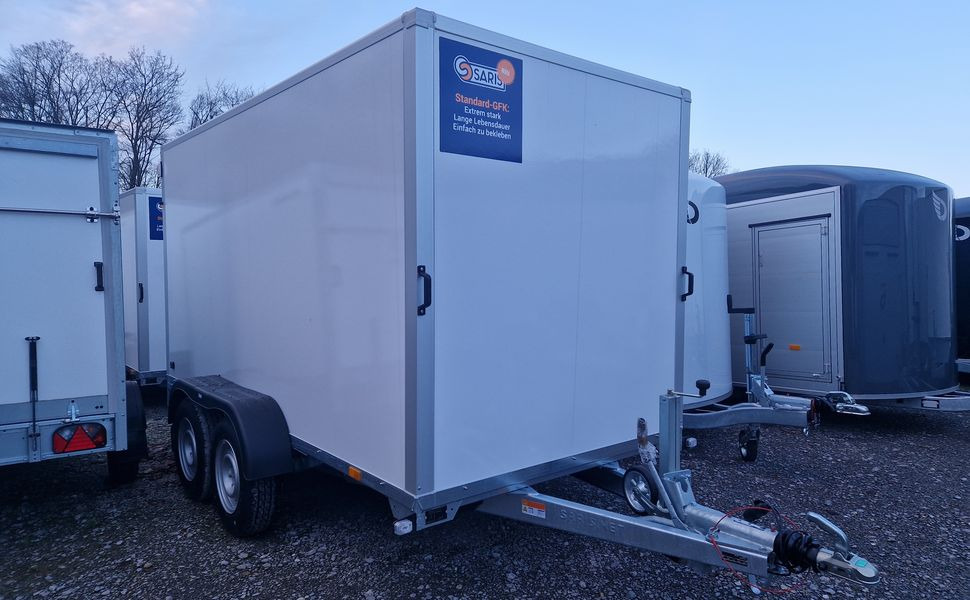 Saris Koffer GO 356 169 180 2700 2 356x169x180cm weiß GFK Heckrampe (L) 2700kg - Reboque furgão: foto 1 Saris Koffer GO 356 169 180 2700 2 356x169x180cm weiß GFK Heckrampe (L) 2700kg - Reboque furgão: foto 1