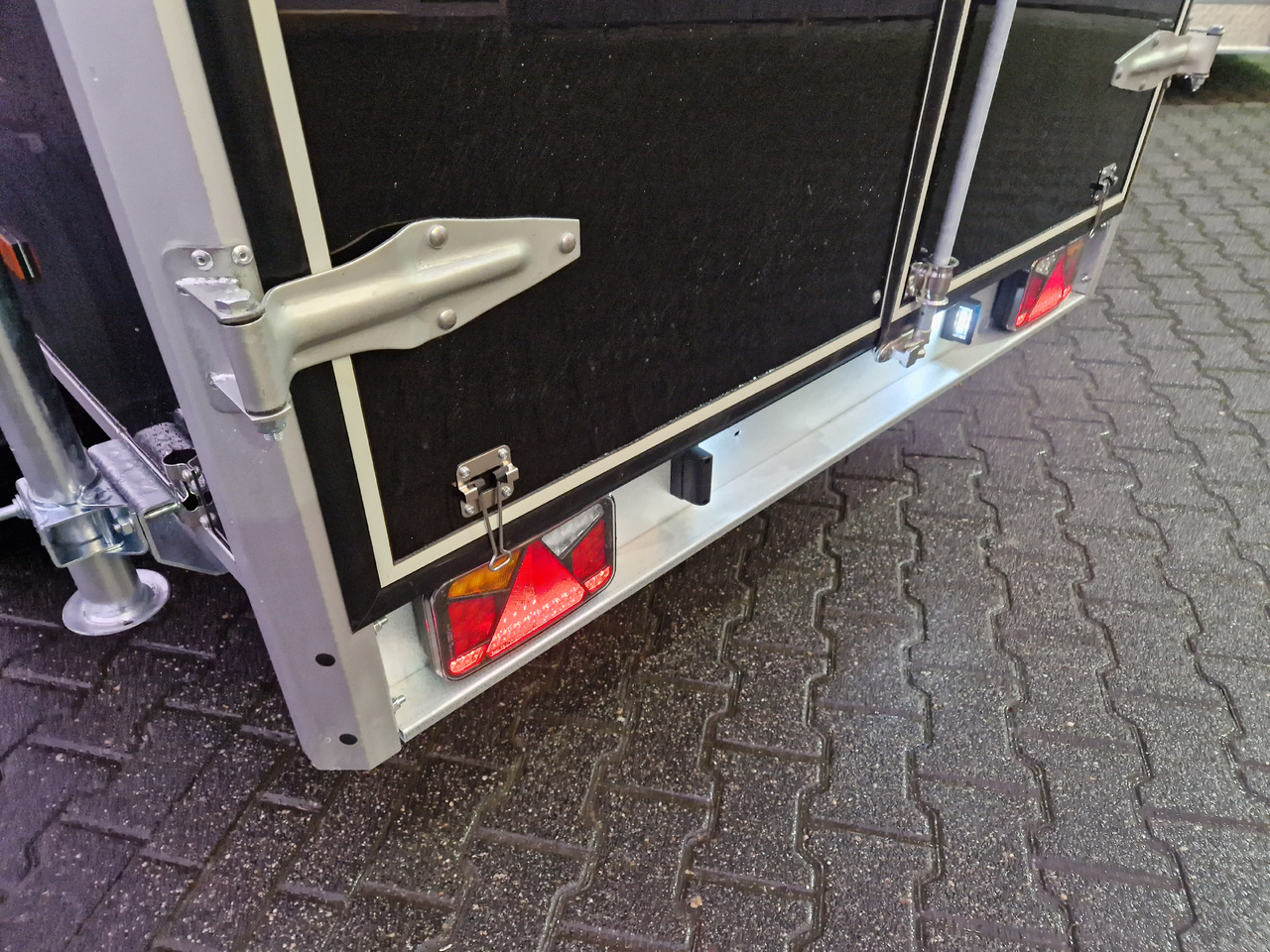 Variant 2005 C3 Edition black 302x168x188cm Alufelgen dark 100km/H 2000kg Modell 2024 - Reboque furgão: foto 2 Variant 2005 C3 Edition black 302x168x188cm Alufelgen dark 100km/H 2000kg Modell 2024 - Reboque furgão: foto 2