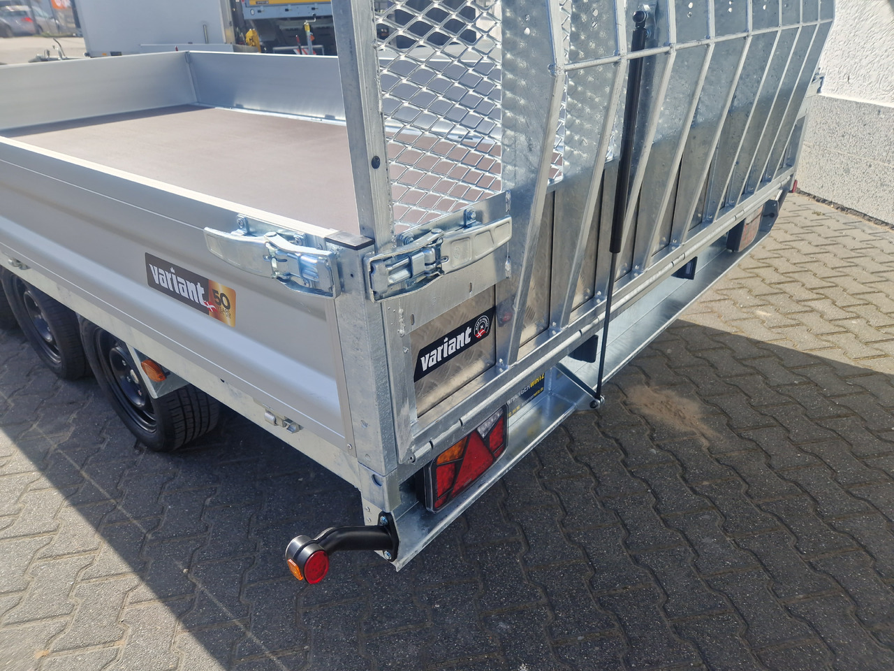 Reboque basculante Variant Maschinentransporter 3543 UX Maxi Load LED Tridem Parabelfederung 3500kg: foto 9 Reboque basculante Variant Maschinentransporter 3543 UX Maxi Load LED Tridem Parabelfederung 3500kg: foto 9