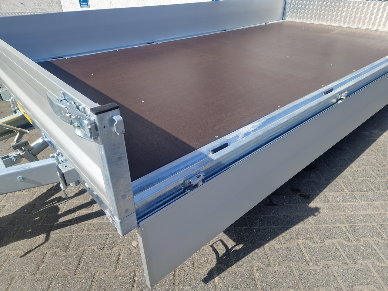 Reboque basculante Variant Maschinentransporter 3543 UX Maxi Load LED Tridem Parabelfederung 3500kg: foto 16 Reboque basculante Variant Maschinentransporter 3543 UX Maxi Load LED Tridem Parabelfederung 3500kg: foto 16