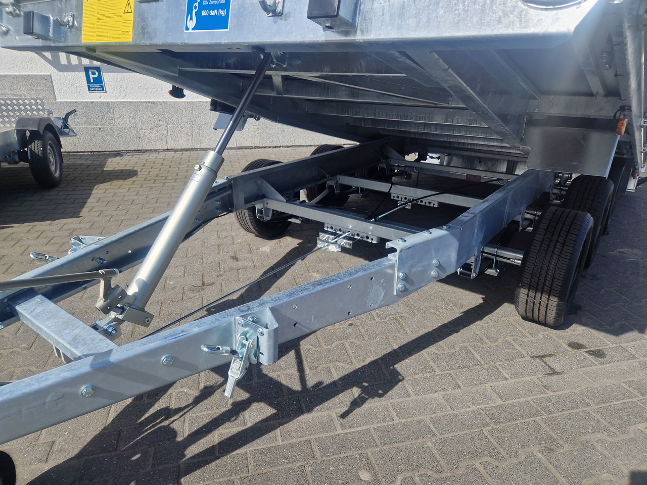 Reboque basculante Variant Maschinentransporter 3543 UX Maxi Load LED Tridem Parabelfederung 3500kg: foto 13 Reboque basculante Variant Maschinentransporter 3543 UX Maxi Load LED Tridem Parabelfederung 3500kg: foto 13