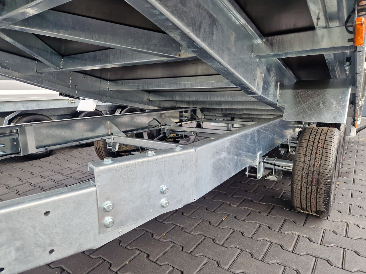 Variant Maschinentransporter 3552 UX Maxi Load 520x210x30cm Tandem Parabelfederung LED 3500kg - Reboque porta máquinas: foto 5 Variant Maschinentransporter 3552 UX Maxi Load 520x210x30cm Tandem Parabelfederung LED 3500kg - Reboque porta máquinas: foto 5