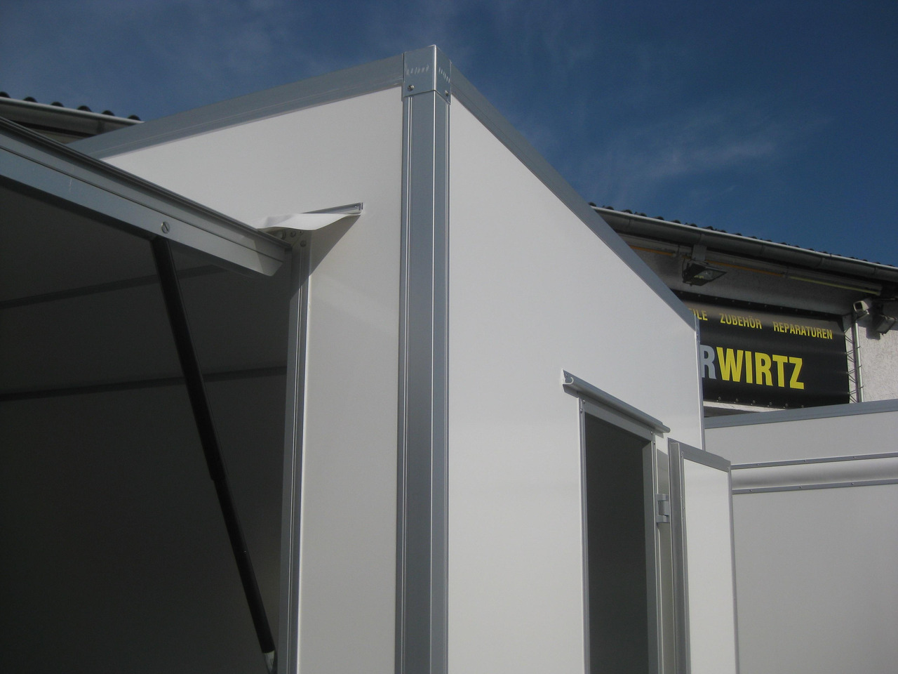 Verkaufsanhänger VKE 1337/206 370cm 2 Verkaufsklappen Tür vorn Multi Leerwagen (L) 1300 kg - Roulote bar: foto 1 Verkaufsanhänger VKE 1337/206 370cm 2 Verkaufsklappen Tür vorn Multi Leerwagen (L) 1300 kg - Roulote bar: foto 1