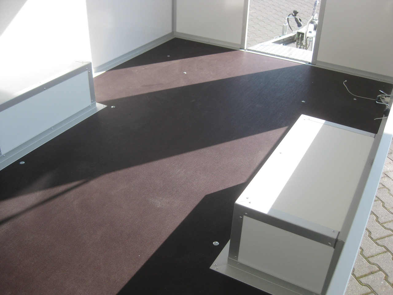 Verkaufsanhänger VKE 1337/206 370cm 2 Verkaufsklappen Tür vorn Multi Leerwagen (L) 1300 kg - Roulote bar: foto 3 Verkaufsanhänger VKE 1337/206 370cm 2 Verkaufsklappen Tür vorn Multi Leerwagen (L) 1300 kg - Roulote bar: foto 3