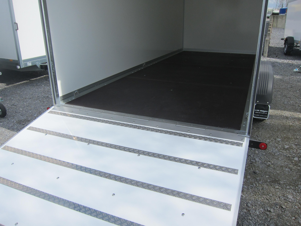 WM Meyer Koffer AZ 3560/200 S40 601x200x225cm extrahoch Heckrampe 3500kg preorder Aktion - Reboque furgão: foto 2 WM Meyer Koffer AZ 3560/200 S40 601x200x225cm extrahoch Heckrampe 3500kg preorder Aktion - Reboque furgão: foto 2