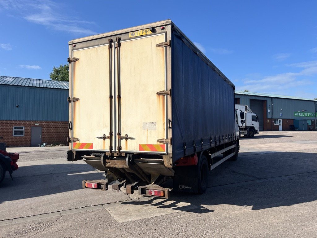 Daf 65CF 220 4x2 Curtain side - Camião de lona: foto 4 Daf 65CF 220 4x2 Curtain side - Camião de lona: foto 4