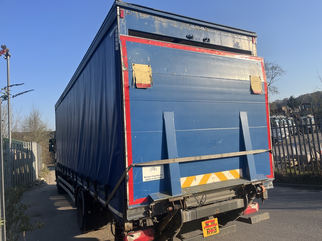Scania P230 4x2 Curtain side - Camião de lona: foto 4 Scania P230 4x2 Curtain side - Camião de lona: foto 4