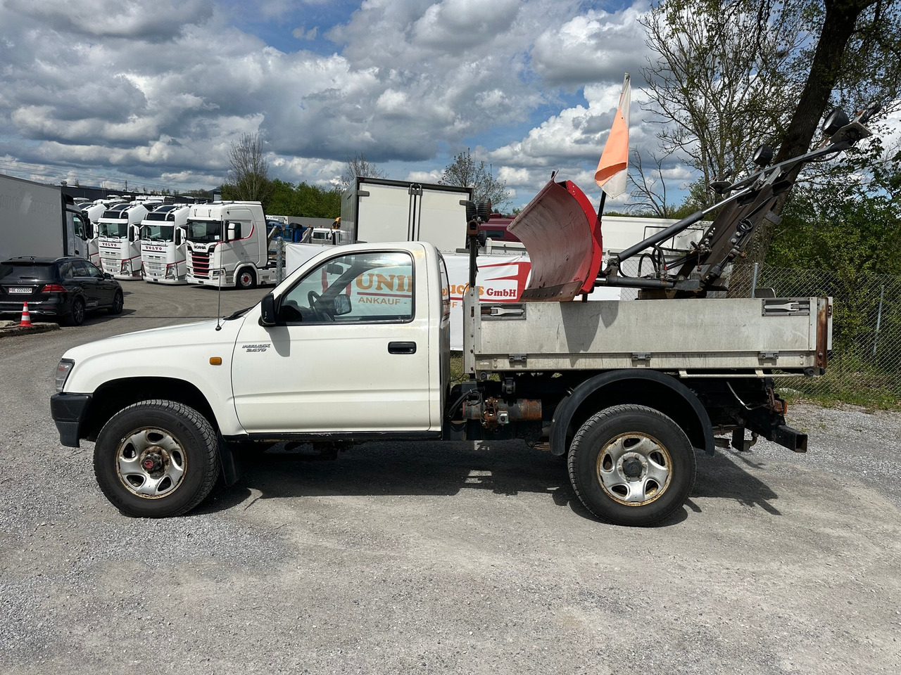 TOYOTA Hilux 4WD 4x4 Winterdienst Kipper - Carrinha basculante: foto 2 TOYOTA Hilux 4WD 4x4 Winterdienst Kipper - Carrinha basculante: foto 2