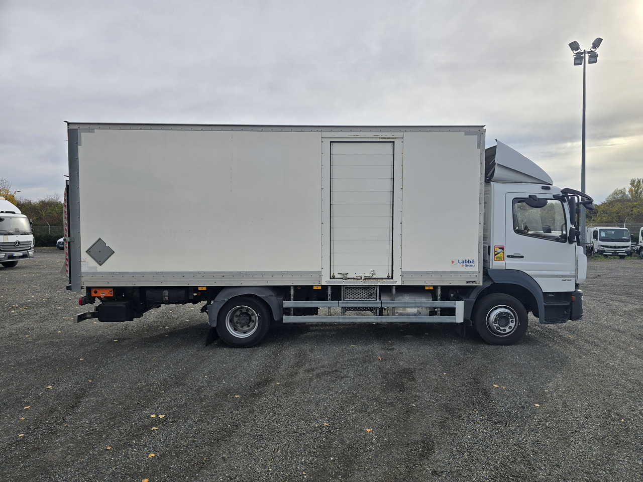 MERCEDES-BENZ Atego 1218 - Box - LIFT - SIDE DOOR - ADR - Camião furgão: foto 3 MERCEDES-BENZ Atego 1218 - Box - LIFT - SIDE DOOR - ADR - Camião furgão: foto 3