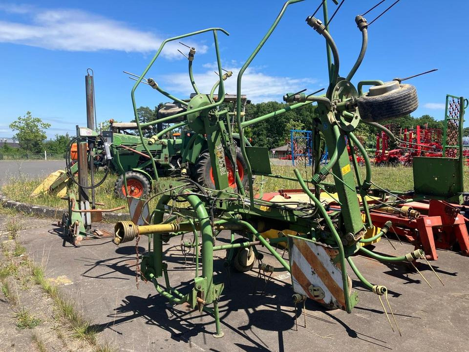 Krone KW 5.50 Wender, Heuer, Zetter hydr. Grenzstreueinrichtung - Ancinho enleirador: foto 1 Krone KW 5.50 Wender, Heuer, Zetter hydr. Grenzstreueinrichtung - Ancinho enleirador: foto 1